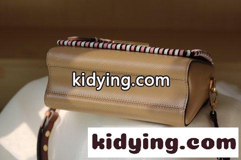 ルイ・ヴィトン バッグ 人気コピー このTwist中号手袋は独特の編み方でカバーと皮革ブランドの輪郭を描き出しており 古典的なデザインに独特の工夫を凝らしている-3