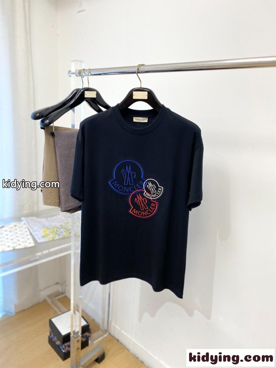 目を引く ロゴ刺繍 モンクレール Tシャツ 偽物 クルーネック 半袖Tシャツ ブラック-0