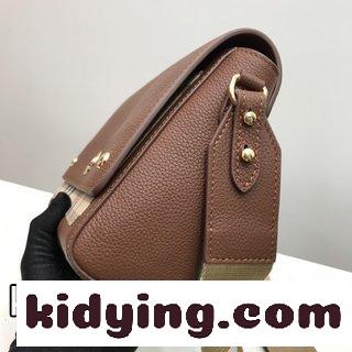 バーバリー バッグ 一覧 コピー 装飾ブランドのファッションショーのHorseferryプリントには 美しいロゴの刻まれたボタンがついています-2