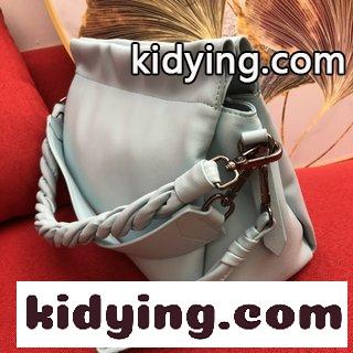 GlVEN CHYの柔らかいバッグが登場しました ルイ・ヴィトン バッグ 新作 コピー 肩ベルトは手で持っても自由ですよ-2