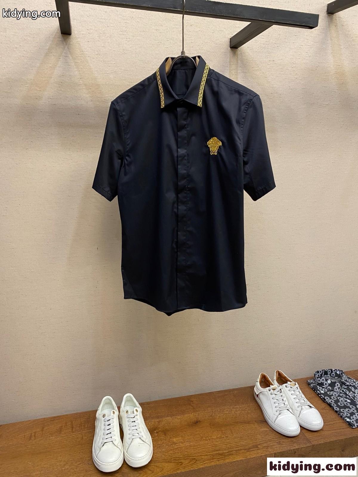 上品 カジュアル ショートスリーブシャツ ヴェルサーチェ シャツ 偽物 コットン ブラック-0