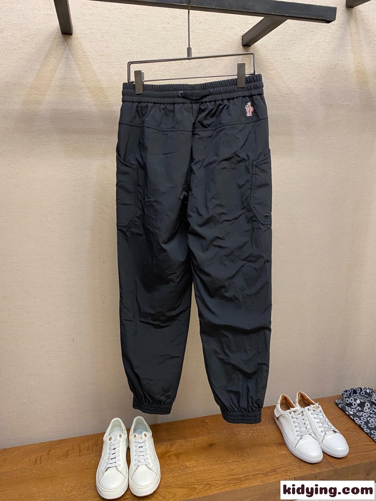 アウトドア カジュアル ロングパンツ モンクレール パンツ 偽物 ブラック-2