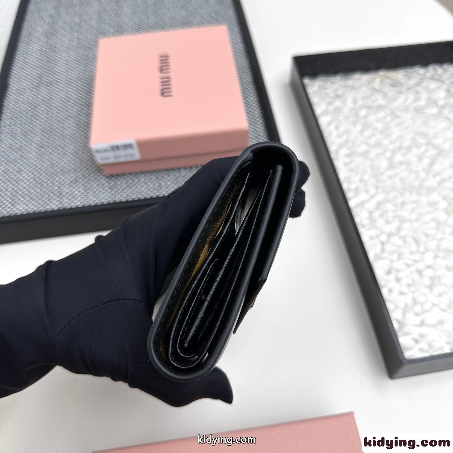定番 3つ折り財布 小銭入れ付き レディース ミュウミュウ 財布 コピー ブラック-0