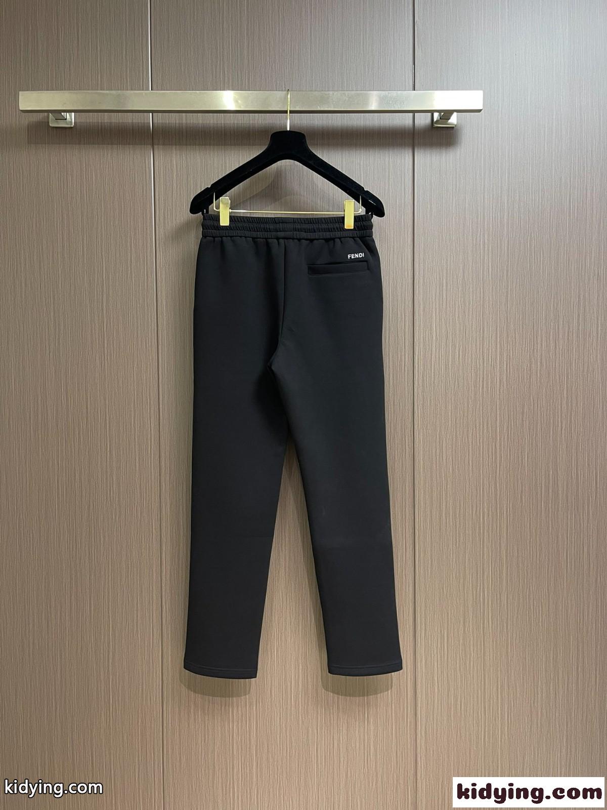 ロゴパッチ付き カジュアルパンツ フェンディ パンツ 偽物 メンズ ズボン-1