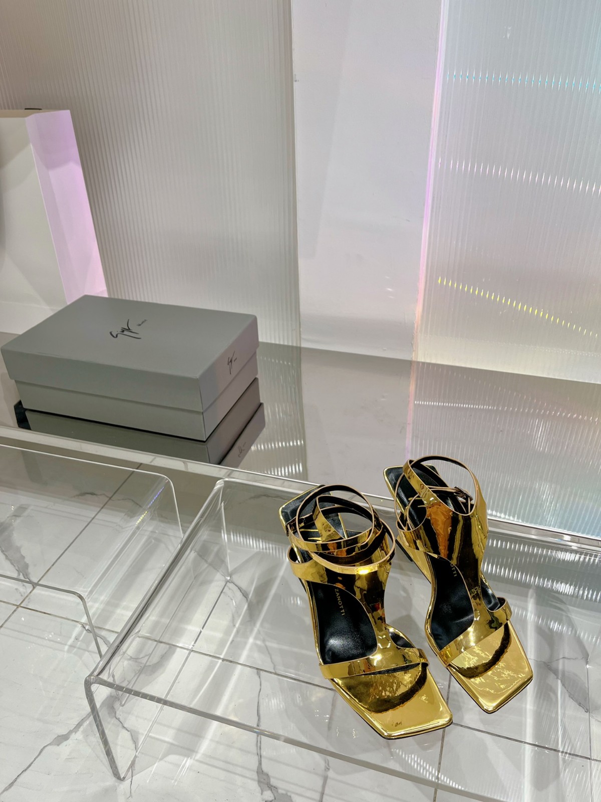 上品 レディース パテントレザー ジュゼッペ・ザノッティ サンダル コピー ゴールド-3