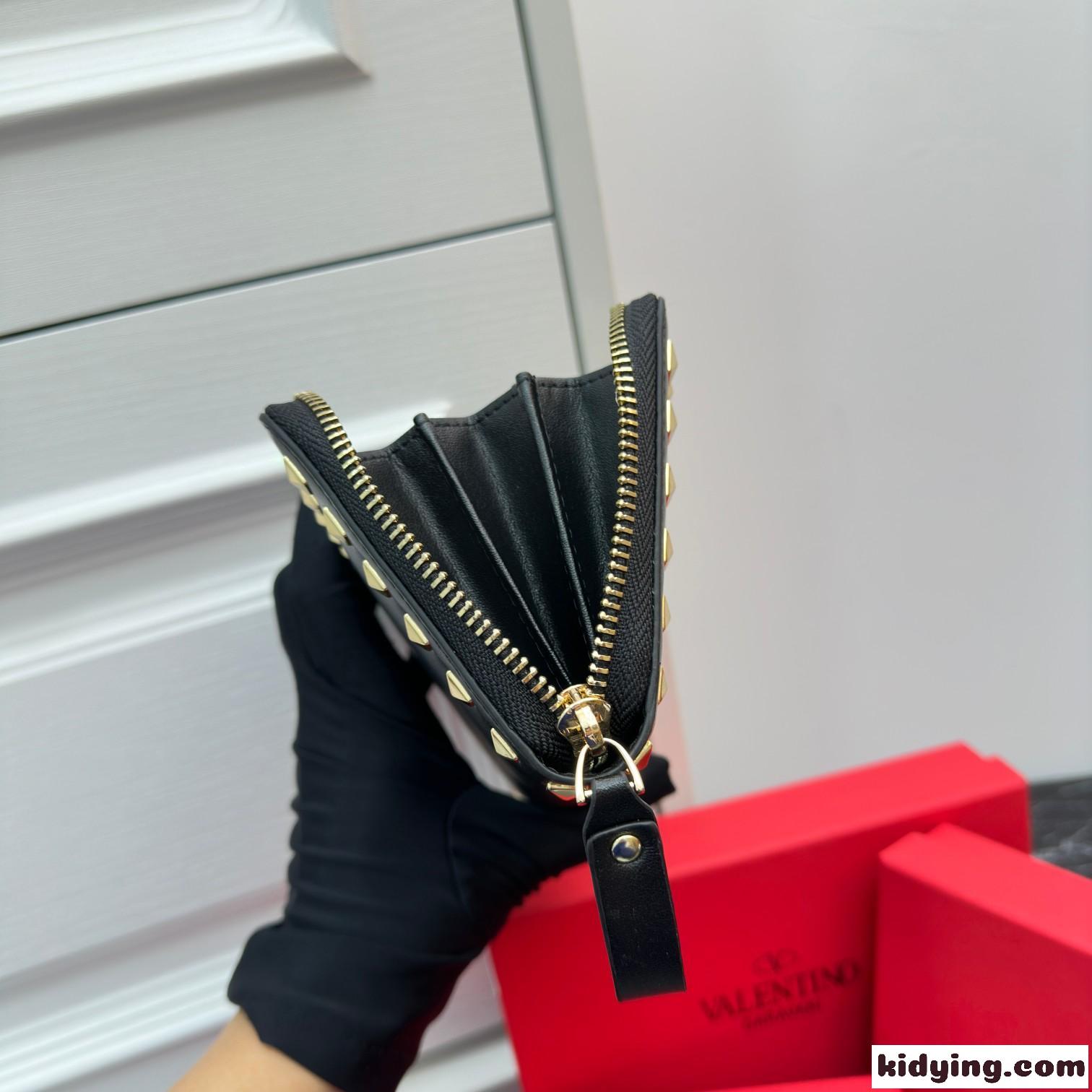 ロックスタッズ カーフスキン ジップウォレット ヴァレンティノ 財布 コピー ブラック-3