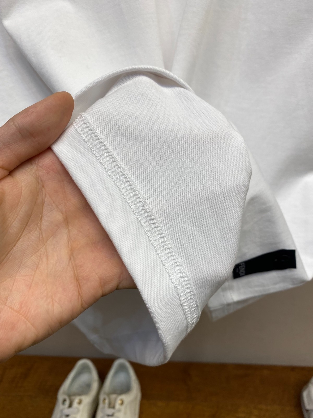 シンプル ロゴ刺繍 クルーネック 半袖Tシャツ フェンディ Tシャツ コピー ホワイト-3
