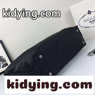 プラダバック黒 プラダの伝統的なナイロンのトートバッグはノートパソコンを置くことができるサイズだ  コピー-4