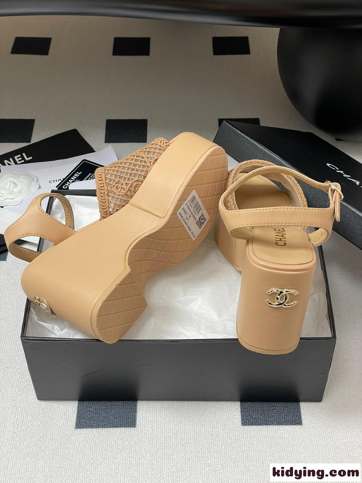 【上品で愛らしい足元】CHANEL CCロゴ メッシュ厚底サンダル コピー キャメル-4