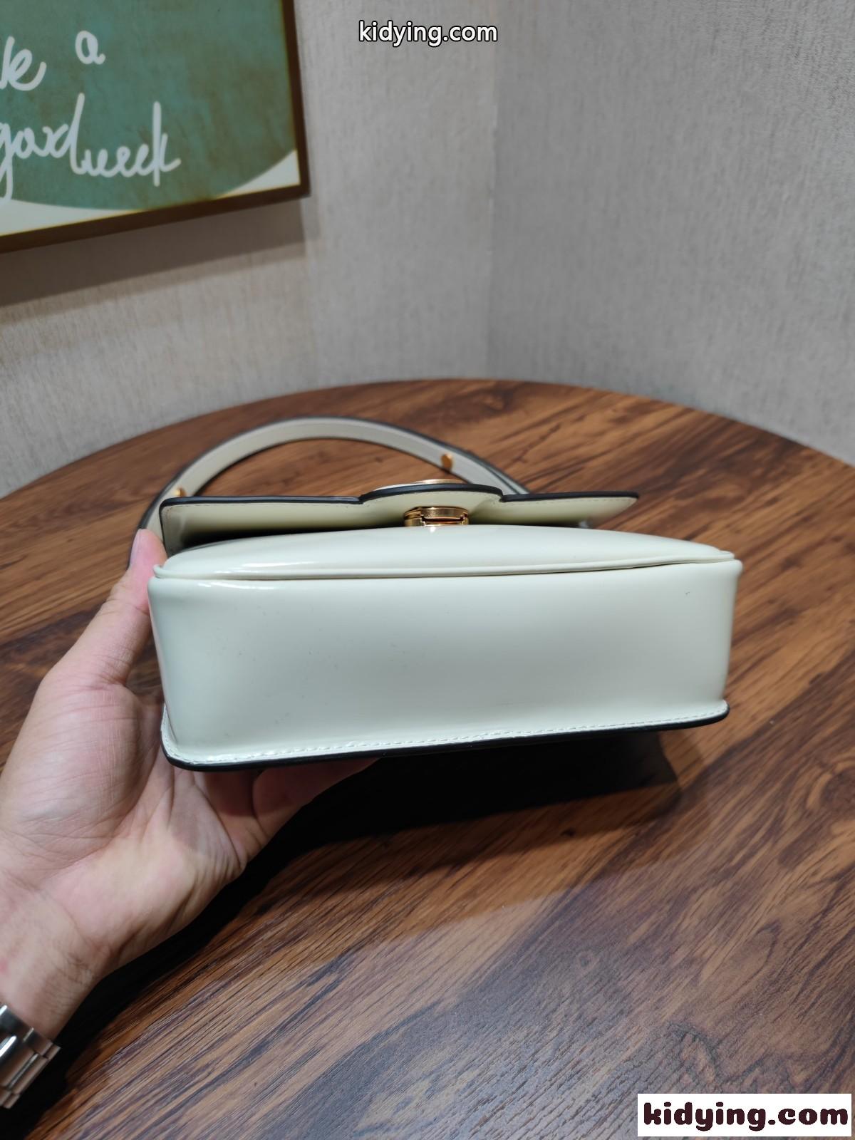 上品 パテントレザー ロビンソンバッグ トリーバーチ バッグ コピー レディース ショルダーバッグ ホワイト-3