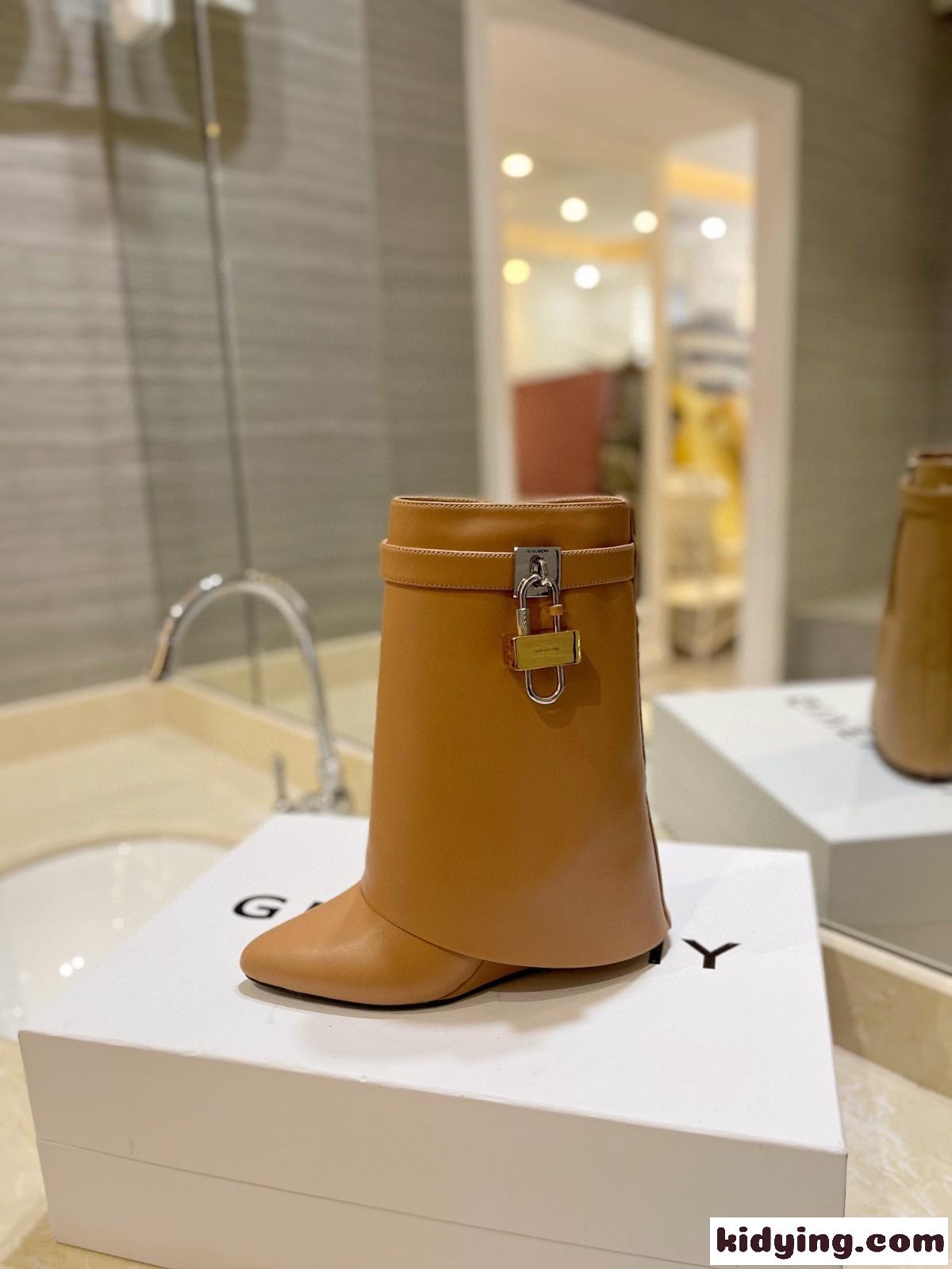 大人気シャークロック アンクルブーツ レザー ジバンシィ ブーツ スーパーコピー ブラウン-1