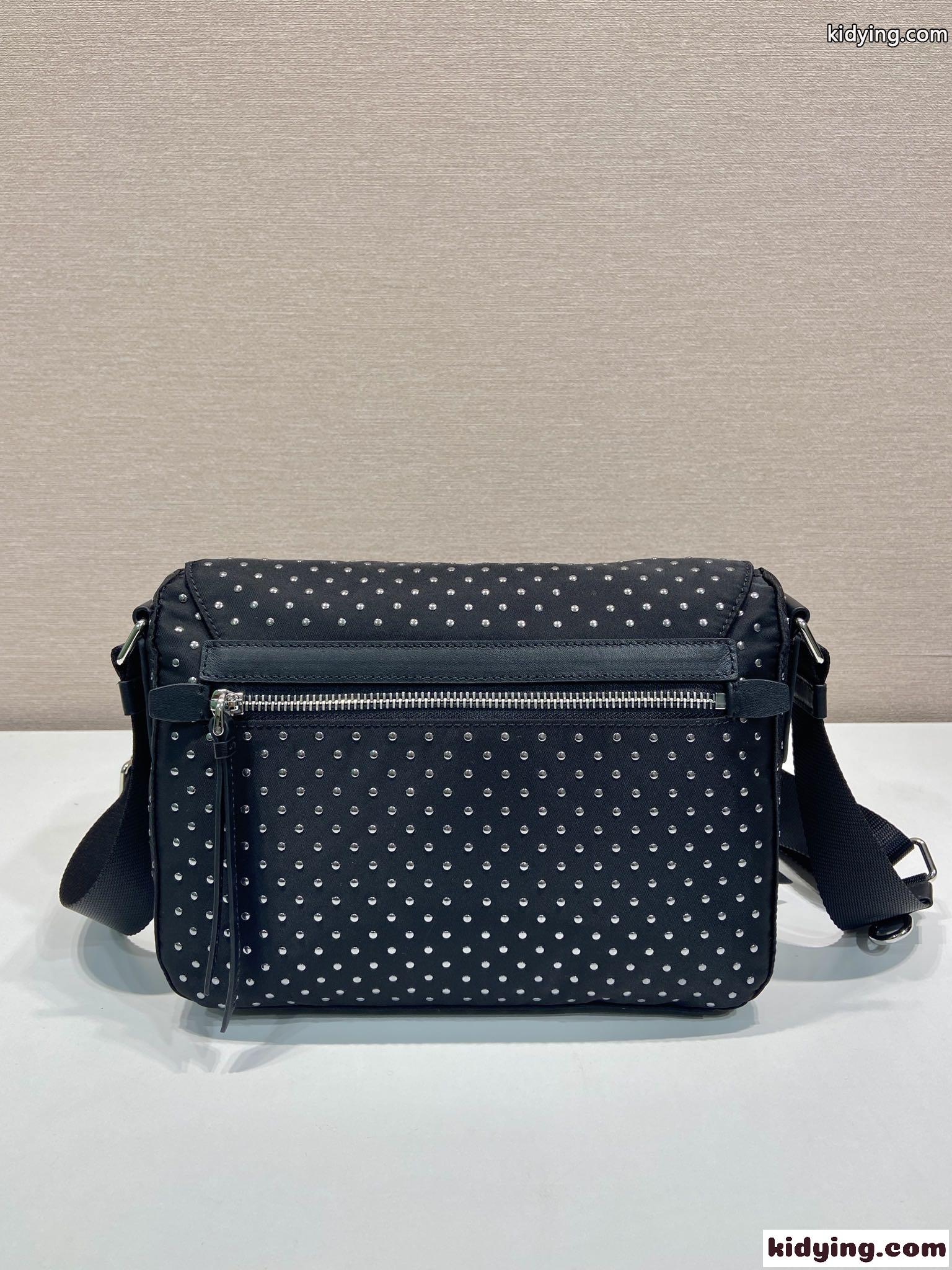 プラダ スタッズ付 Re-Nylon ショルダーバッグ スーパーコピー 1BD382-2