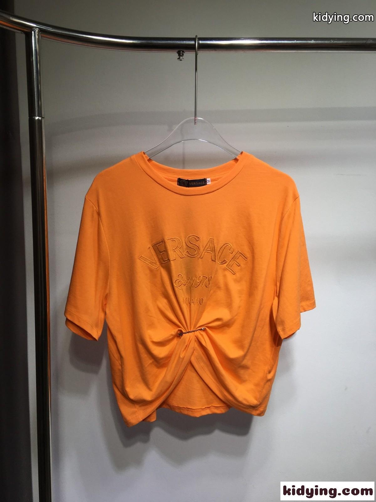ヴェルサーチェ ミラノ スタンプ クロップ 半袖Tシャツ ヴェルサーチェ Tシャツ コピー オレンジ-0