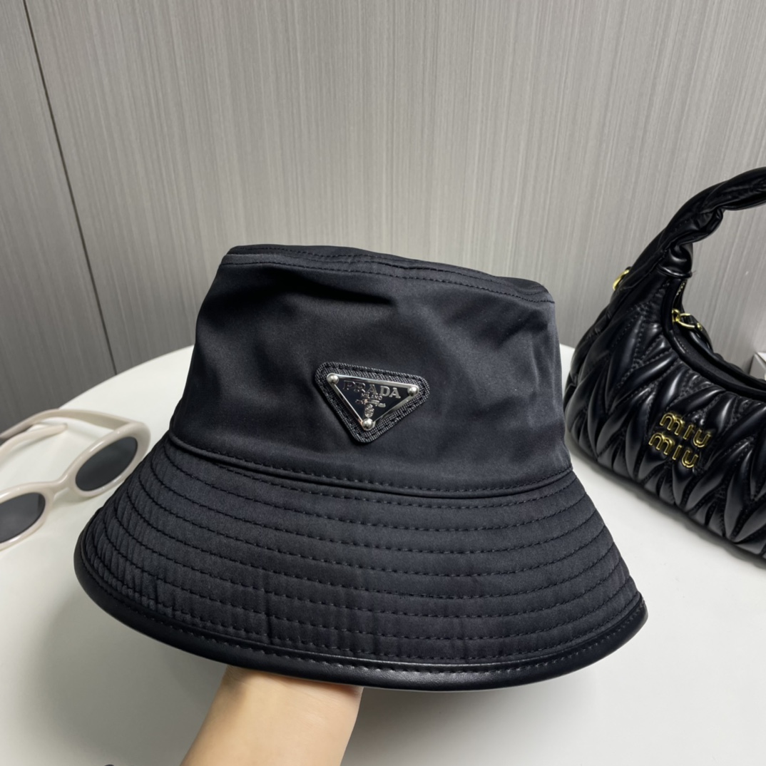定番 トライアングルロゴ バケットハット プラダ キャップ 偽物 帽子 ブラック-2