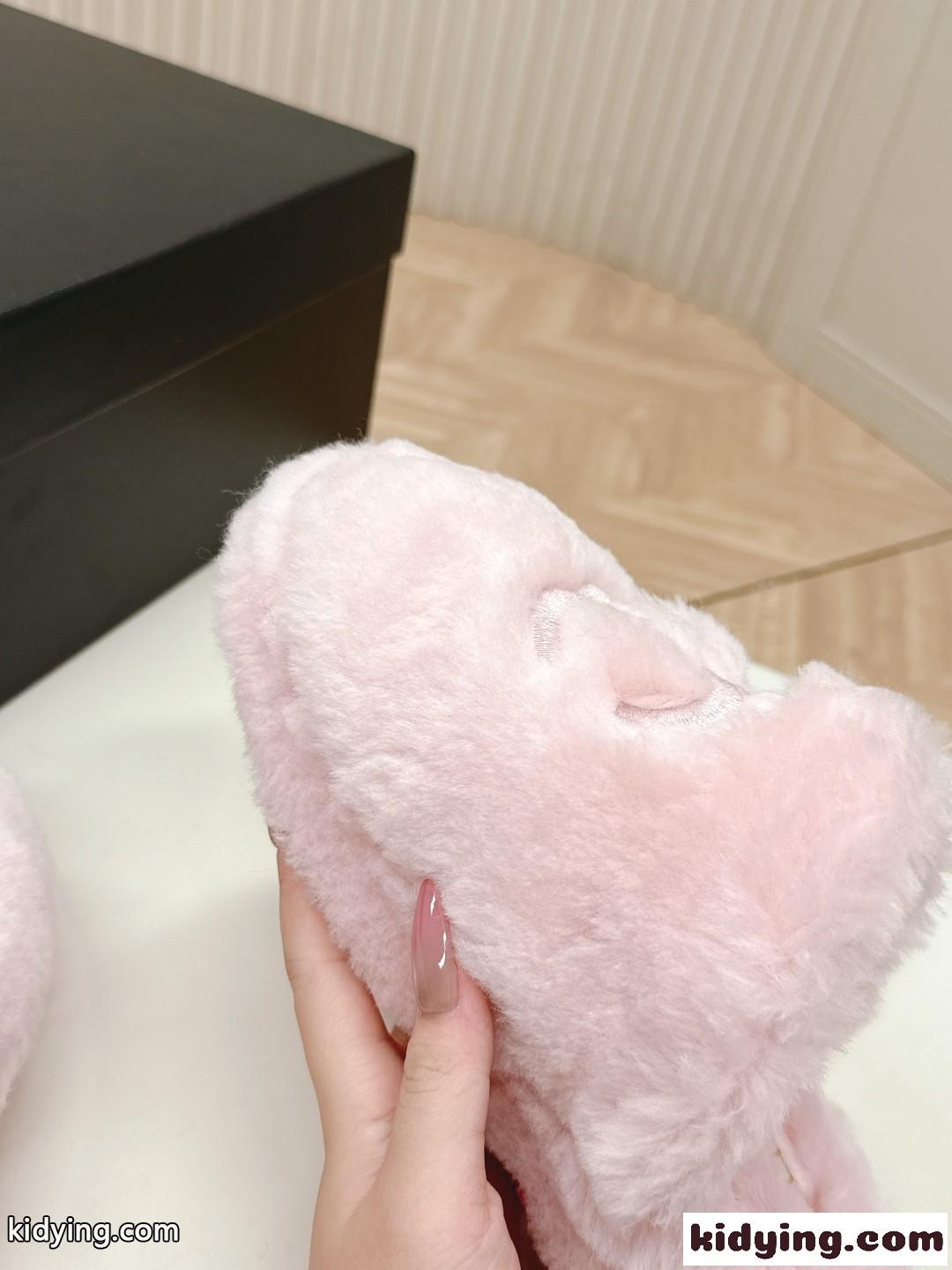 可愛い ふわふわ シャネル サンダル コピー CCロゴ ファーサンダル ライトピンク-2