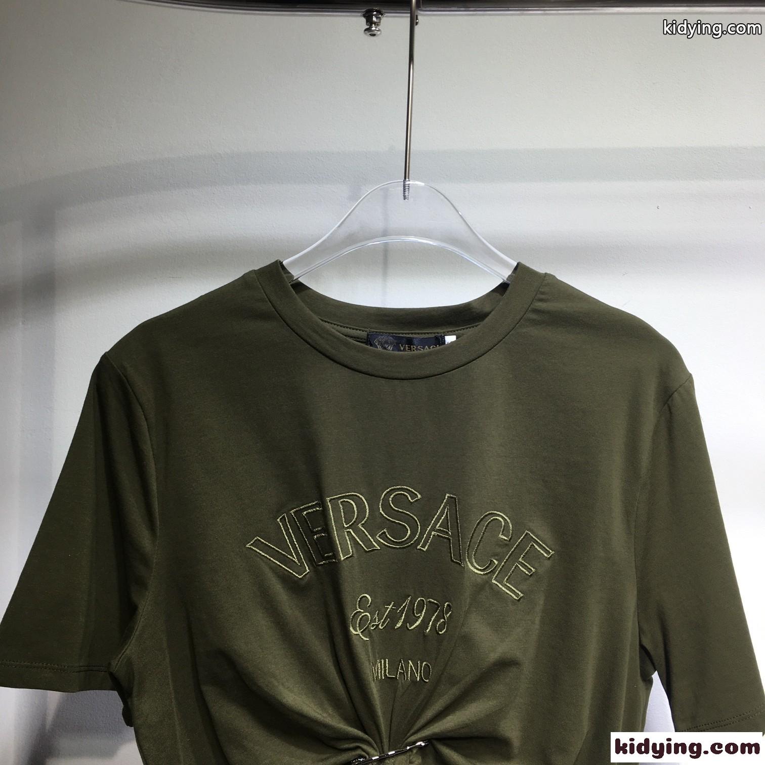 ヴェルサーチェ ミラノ スタンプ クロップ 半袖Tシャツ ヴェルサーチェ Tシャツ コピー グリーン-1