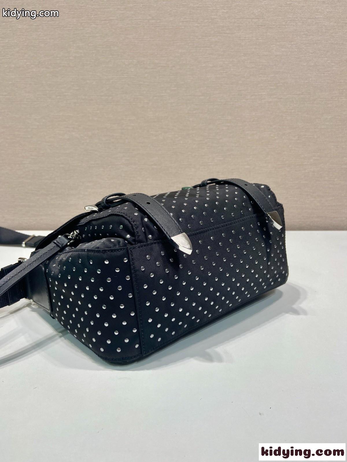 プラダ スタッズ付 Re-Nylon ショルダーバッグ スーパーコピー 1BD382-1