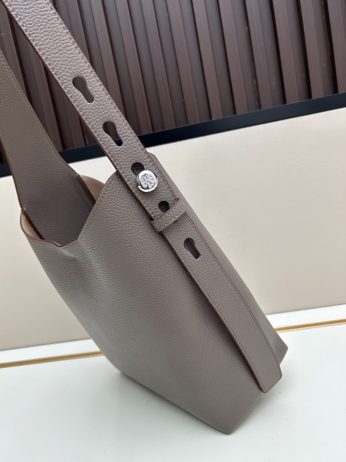 人気 ロミー スモール ホーボーバッグ トリーバーチ スーパーコピー グレー-0