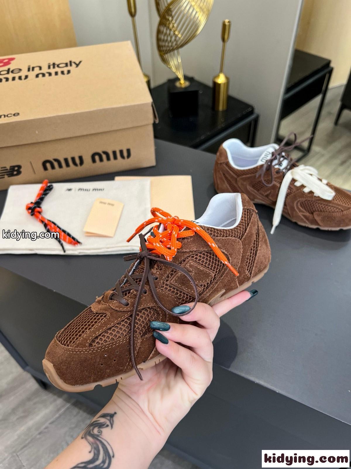 ミュウミュウ スニーカー コピー New Balance x Miu Miu xxx スエードxメッシュ スニーカー コーヒー-4