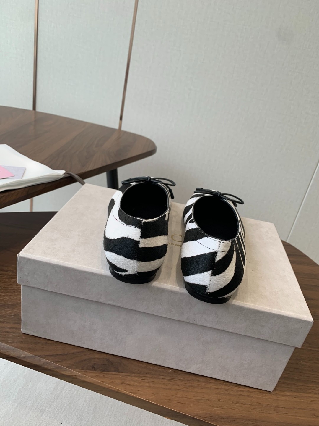人気 お洒落 ゼブラ柄 フラットシューズ ジミーチュウ パンプス スーパーコピー-4