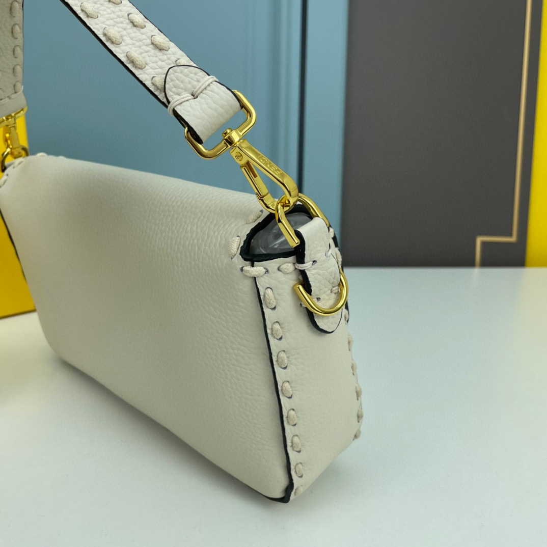 人気 FENDI フェンディ ハンドステッチ ミディアム バゲットバッグ コピー ホワイト-0