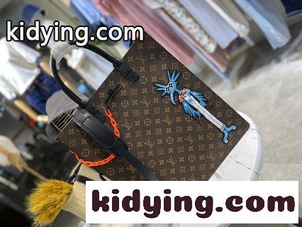 ルイ・ヴィトン バッグ 新作 コピー SAC PLATメッセンジャーバッグはMonogram帆布とマットレザーで縁取りをして薄く配置される-1