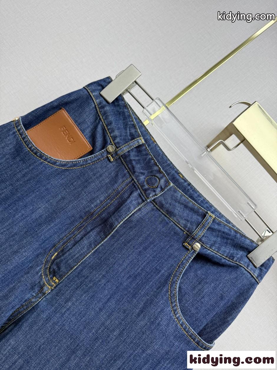 合わせやすい デニムパンツ フェンディ ジーンズ 偽物 レザーパッチ付き-2