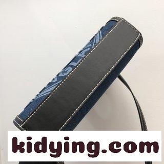バーバリー バッグ 流行り コピー インスピレーションを秘めたトートバッグは デニムのベストとDecuminglineレザーで作られた-0