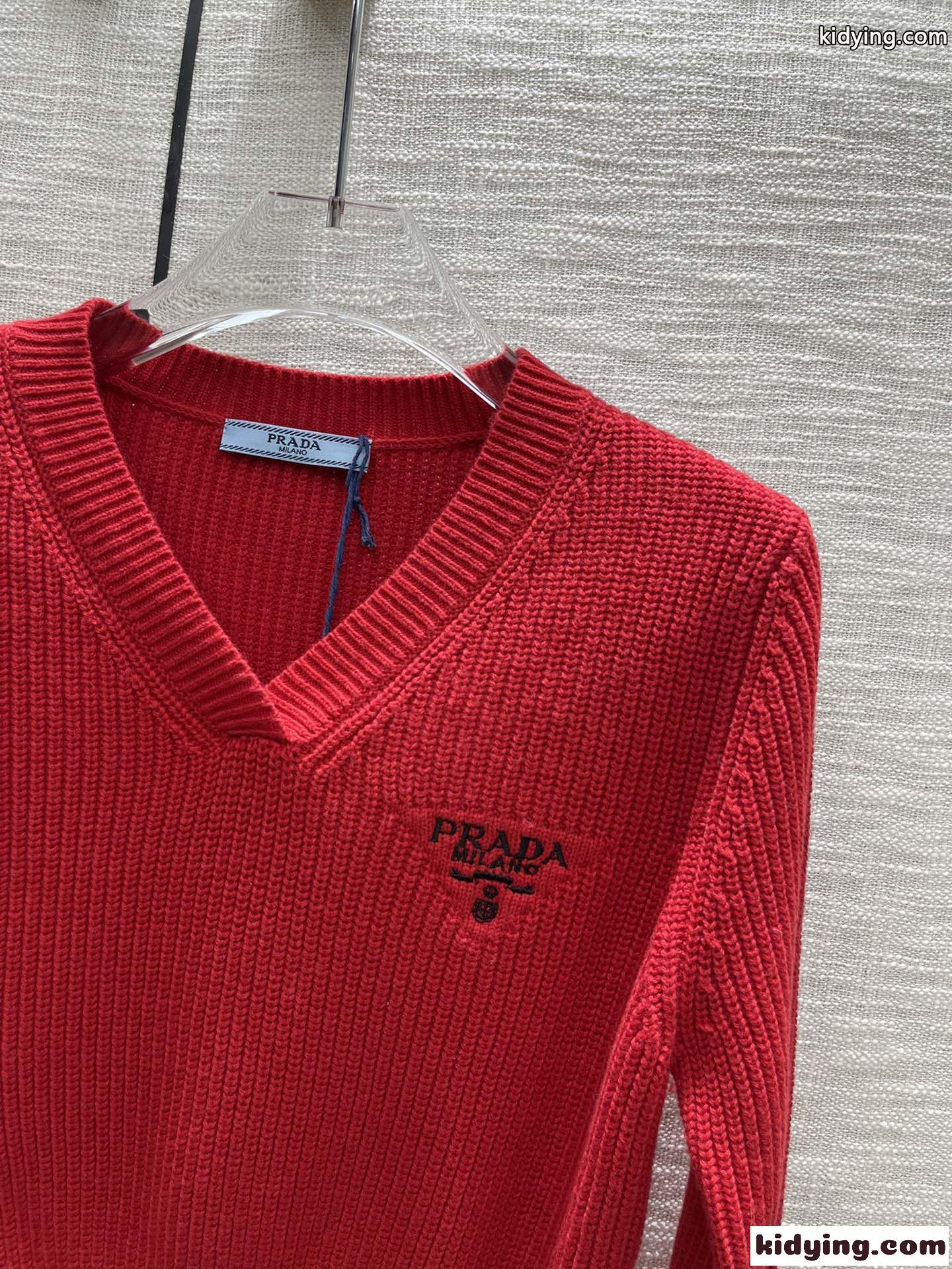 新作 コットン クルーネック 長袖 クロップド丈 プラダ セーター コピー Vネック ロゴ 刺繍-1