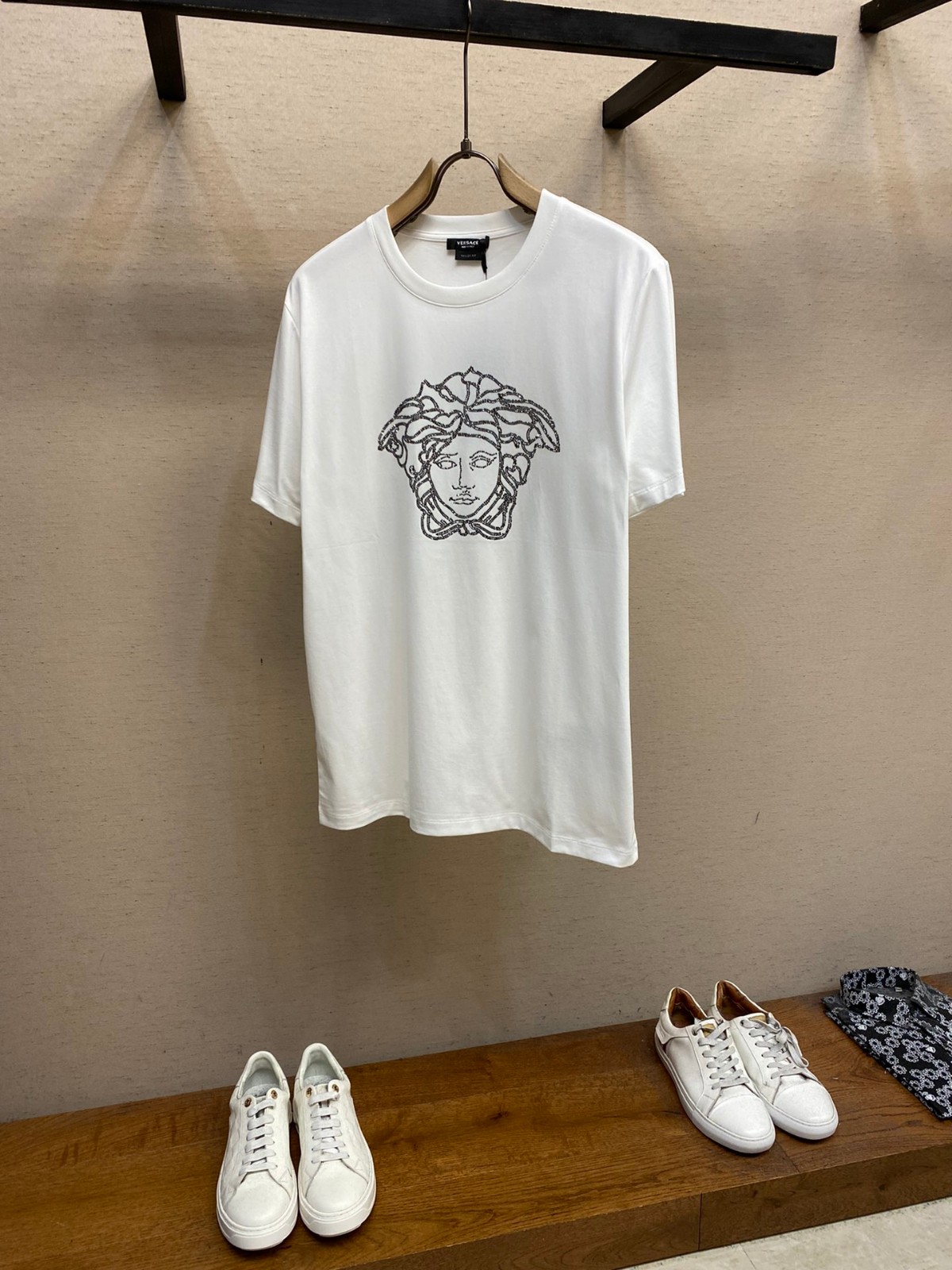 ヴェルサーチェ Tシャツ コピー 定番 カジュアル ラインストーン メドゥーサ 半袖-2