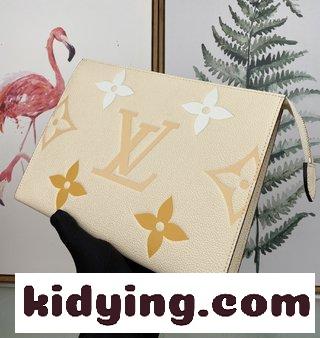 このBy The Poolトイレタリーは柔らかい皮革でできており Monogramエンボスが飾られています ルイヴィトンのバック コピー-3