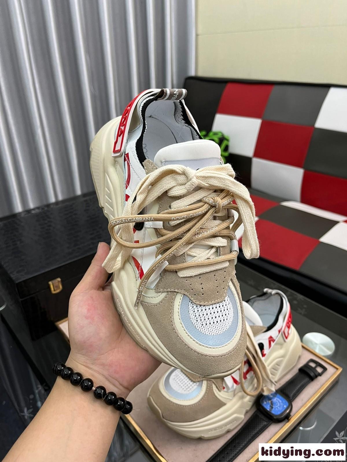存在感を放つ ストリート ロゴ ダブルレース 厚底 ドルチェ&ガッバーナ スニーカー コピー ファッション-2