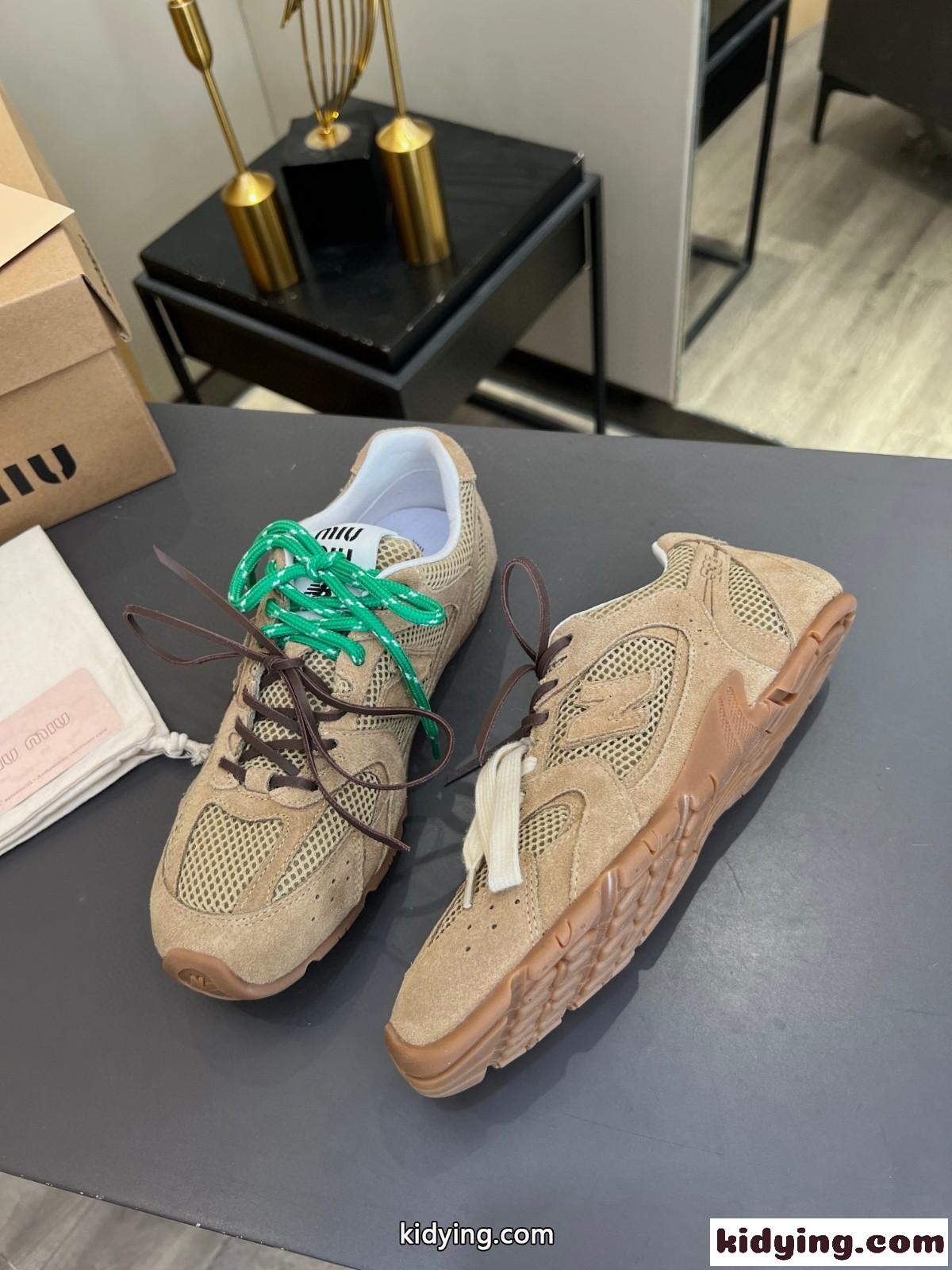ミュウミュウ スニーカー コピー New Balance x Miu Miu xxx スエードxメッシュ スニーカー カーキ-1