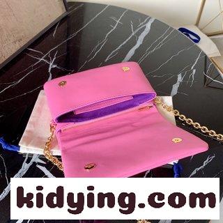 ルイ・ヴィトン バッグ ピンクコピー チェリーパウダーのPochette Coussinチェーンバッグはムーノグラムで綿羊の皮をエンボスして抱き枕のような柔らかい質感に仕上げている-4