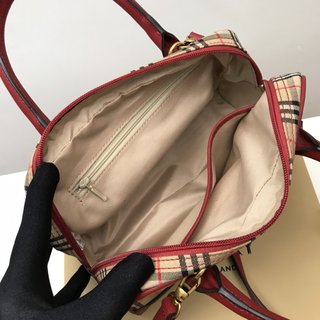 バーバリー バッグ 印象 コピー 新しい小さな円盤のペンダントに このバッグ型を組み合わせる-2