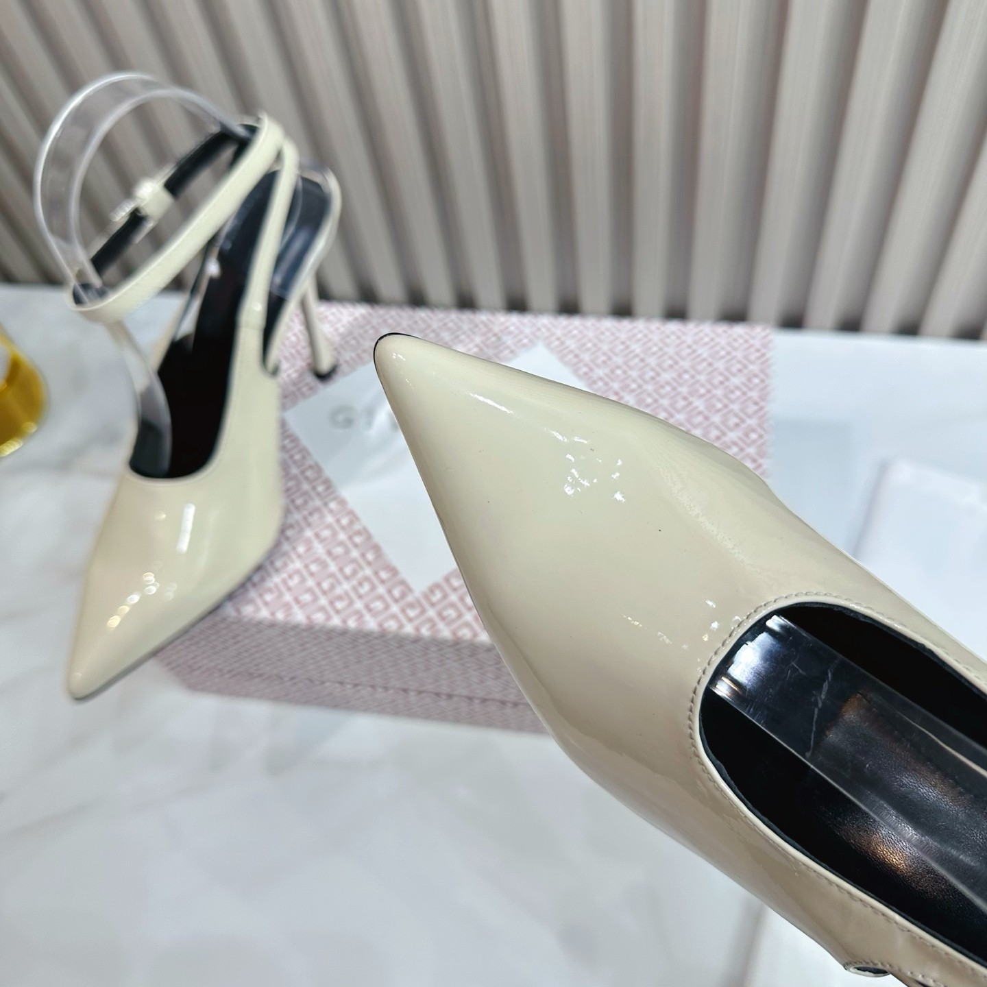 大人 洗練された パテントレザー ジバンシィ パンプス コピー スリングバックパンプス-3