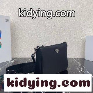 プラダバッグメンズ 新しいショルダーバッグ このSaffianoレザーショルダーバッグは美しい構造式のシルエットを演出している コピー-3