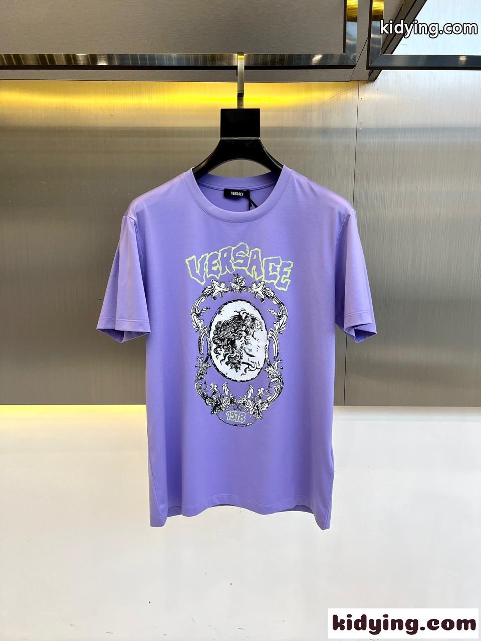 おしゃれ プリント クルーネック 半袖Tシャツ ヴェルサーチェ Tシャツ コピー パープル-0