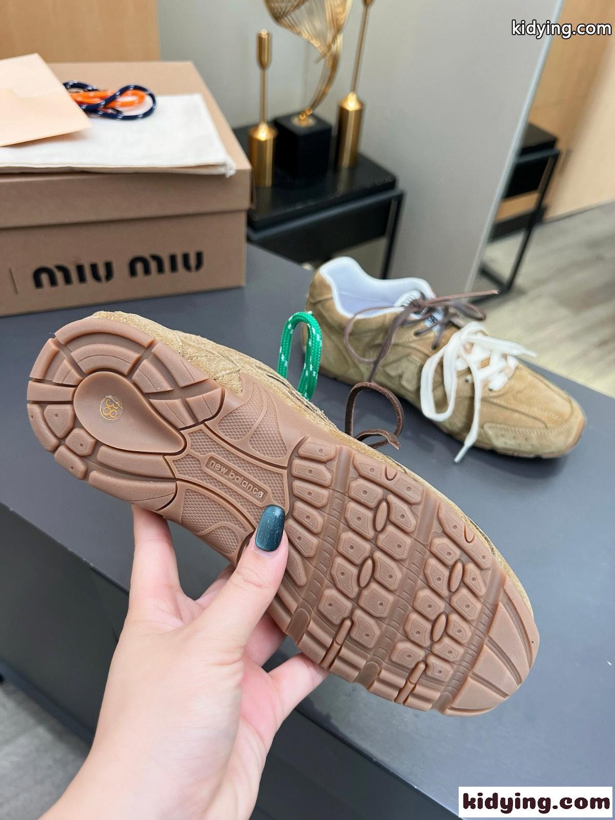 New Balance x Miu Miu xxx スエードスニーカー ミュウミュウ スニーカー コピー カーキ-0