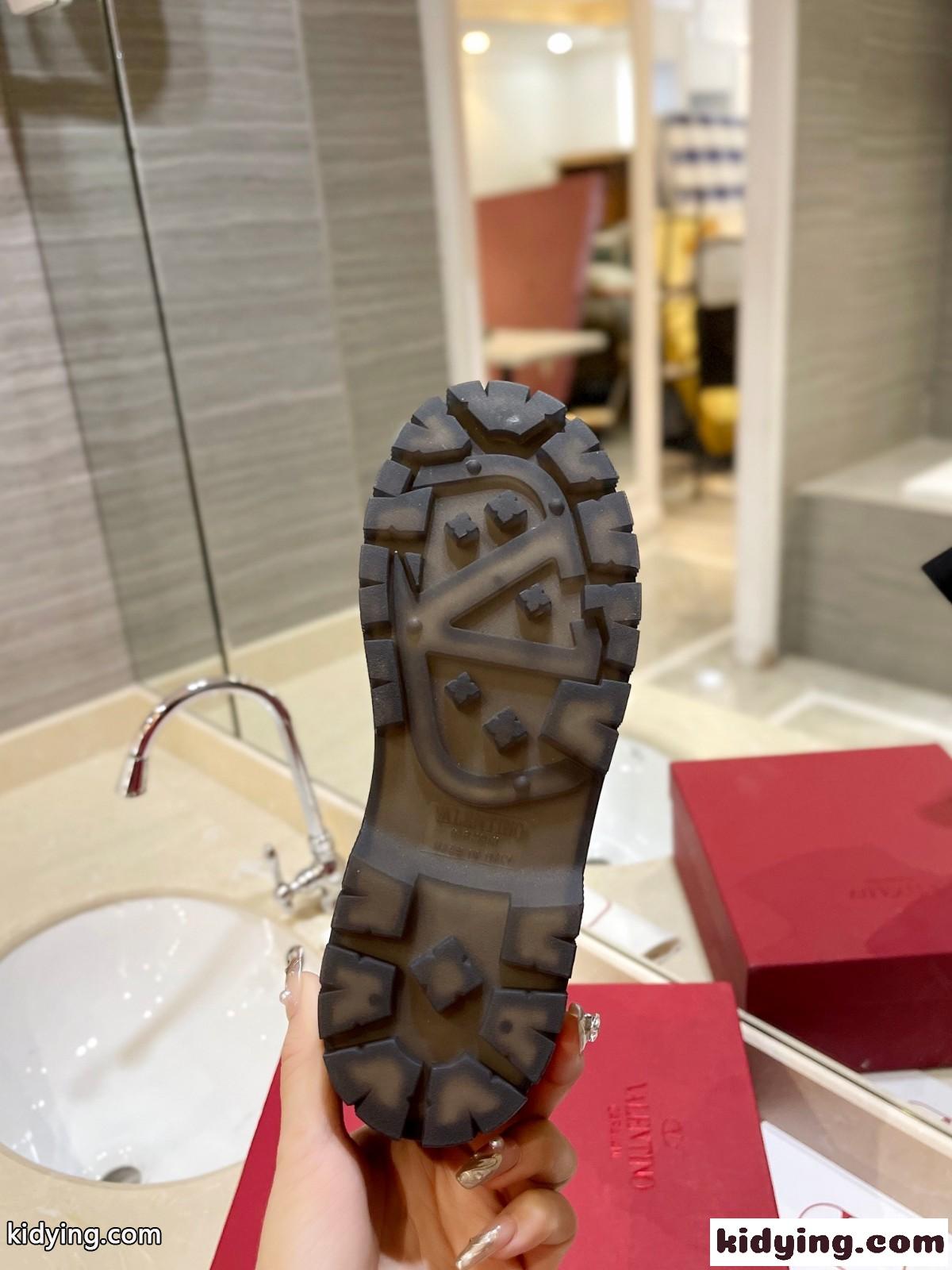 ワンスタッズ カーフスキン ビートルブーツ ヴァレンティノ ブーツ コピー ブラック-4