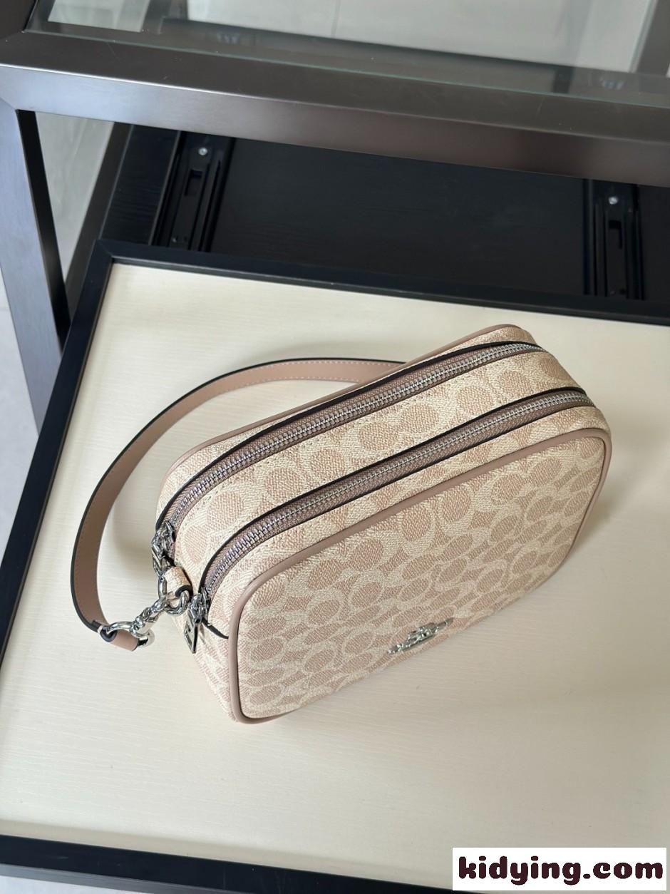 上品 シグネチャー柄 カメラバッグ コーチ バッグ 偽物 ショルダーバッグ ベージュ-1