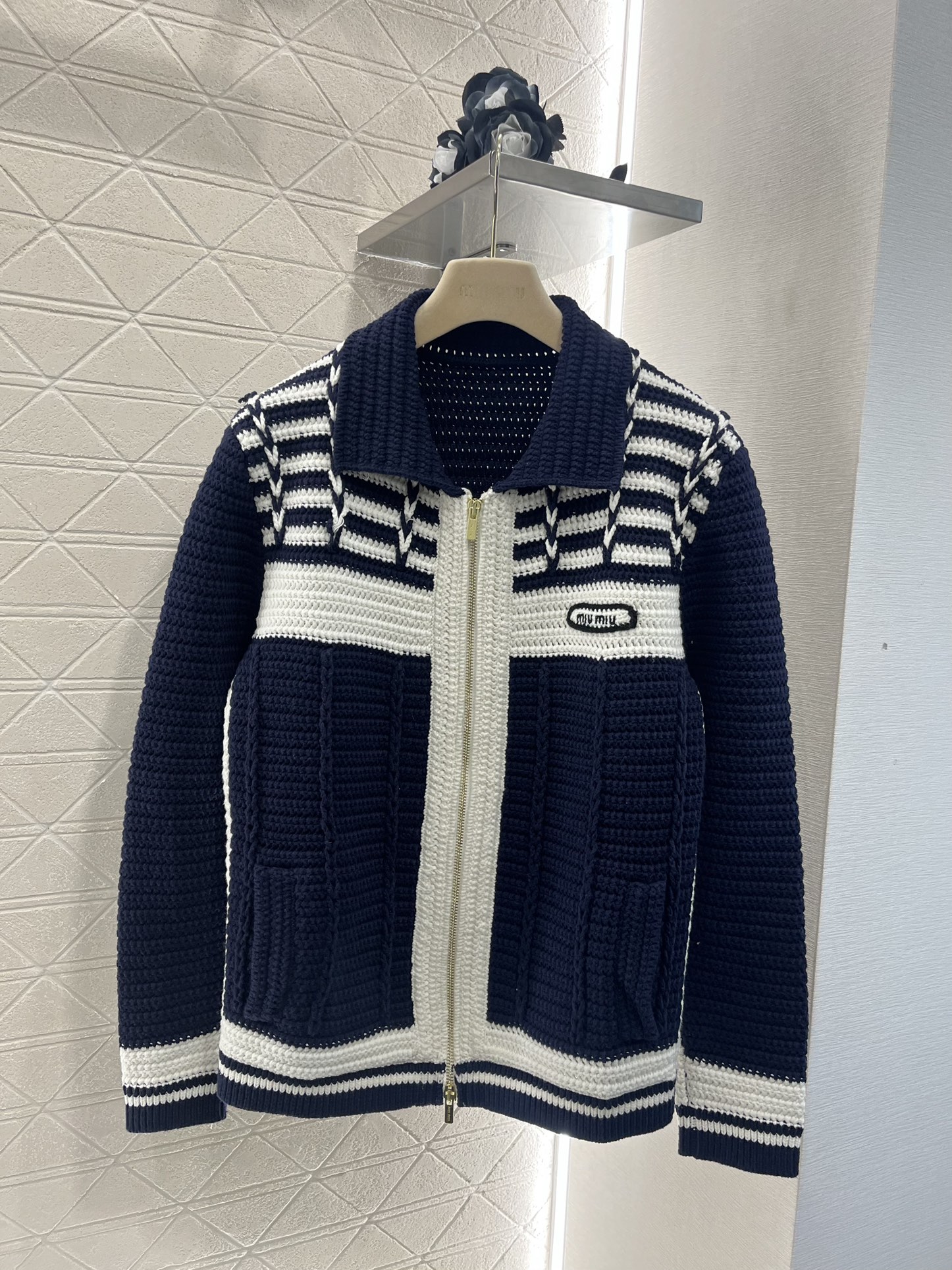お値打ち価格 miumiuセーター偽物 柔らかい ニット Vネック ロゴ刺繍 暖かい 長袖アウター ブルー-0