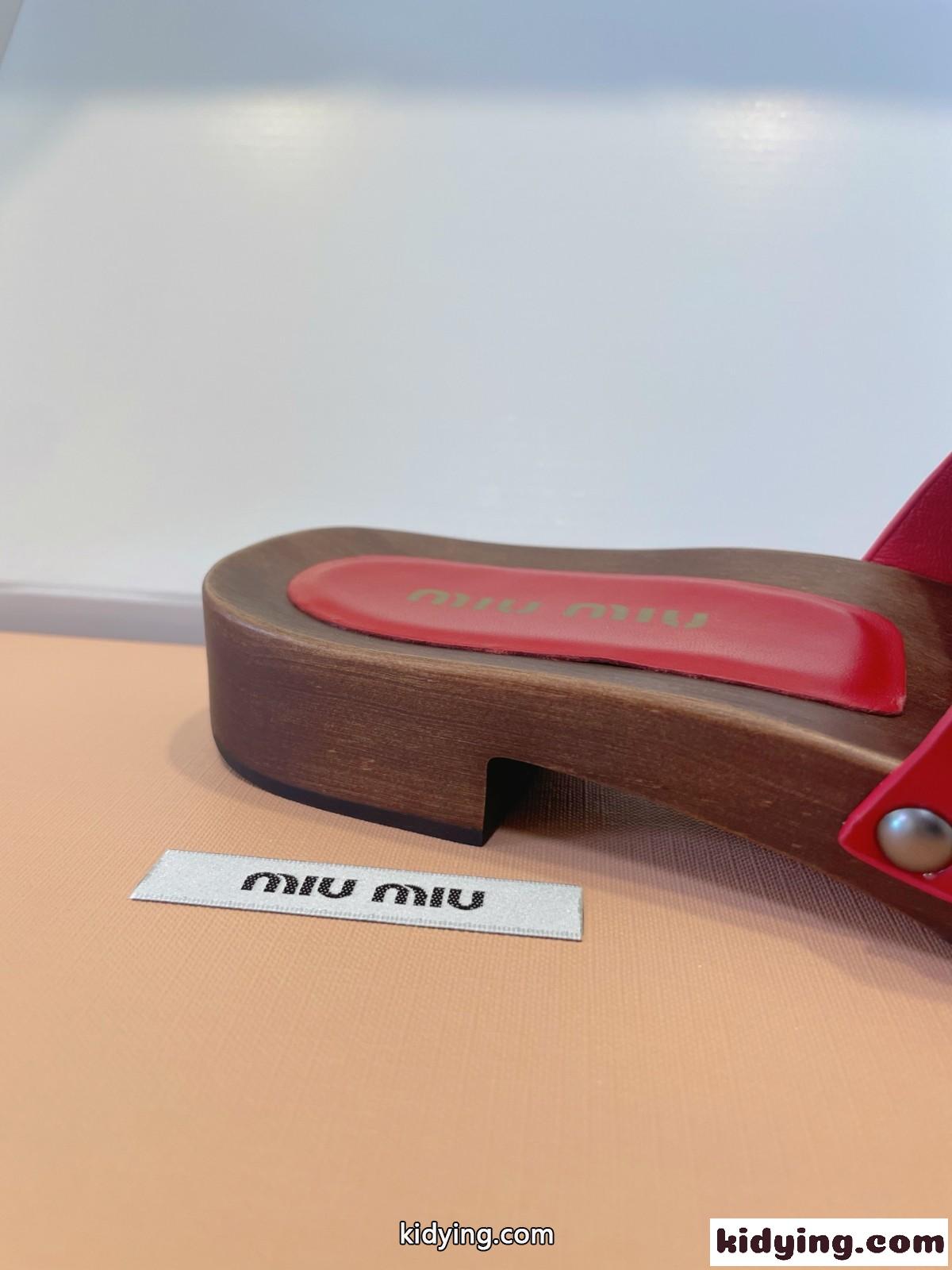 パテントレザー クロッグ ミュウミュウ サンダル スーパーコピー N級品 レッド-1