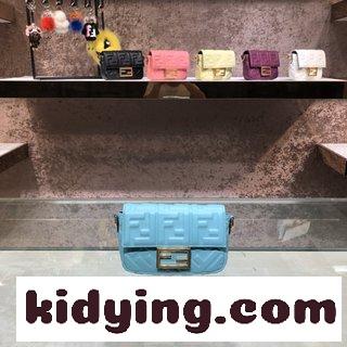 フェンディバッグ 偽物 見分け方 標識性ミニショルダーバッグ,マグネットをかぶせて留め金を押す コピー-4
