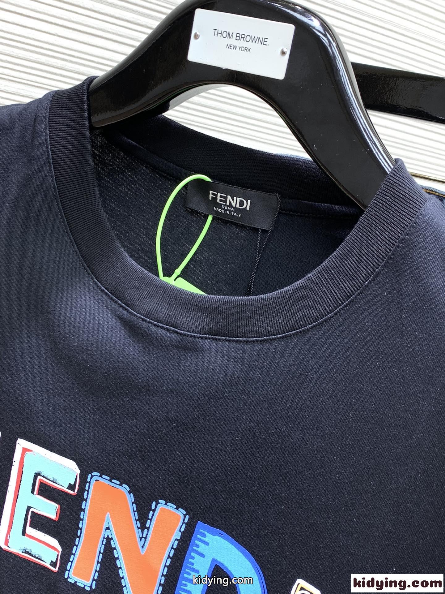 マルチカラーロゴ入り クルーネック フェンディ Tシャツ コピー 半袖 トップス-2