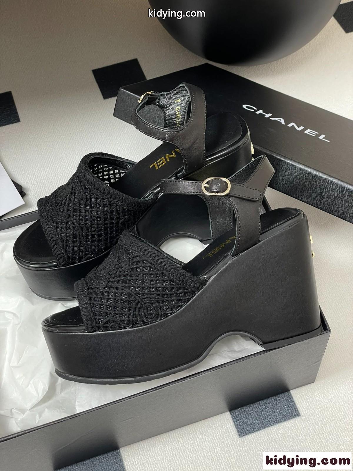 【上品で愛らしい足元】CHANEL CCロゴ メッシュ厚底サンダル コピー ブラック-2