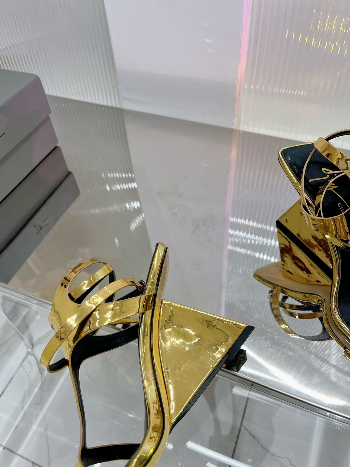 上品 レディース パテントレザー ジュゼッペ・ザノッティ サンダル コピー ゴールド-2