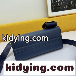 プラダのトランペットバッグには 幅の広いショルダーベルトがついており 片方の肩を斜めにかけることができます プラダバッグ人気 コピー-2