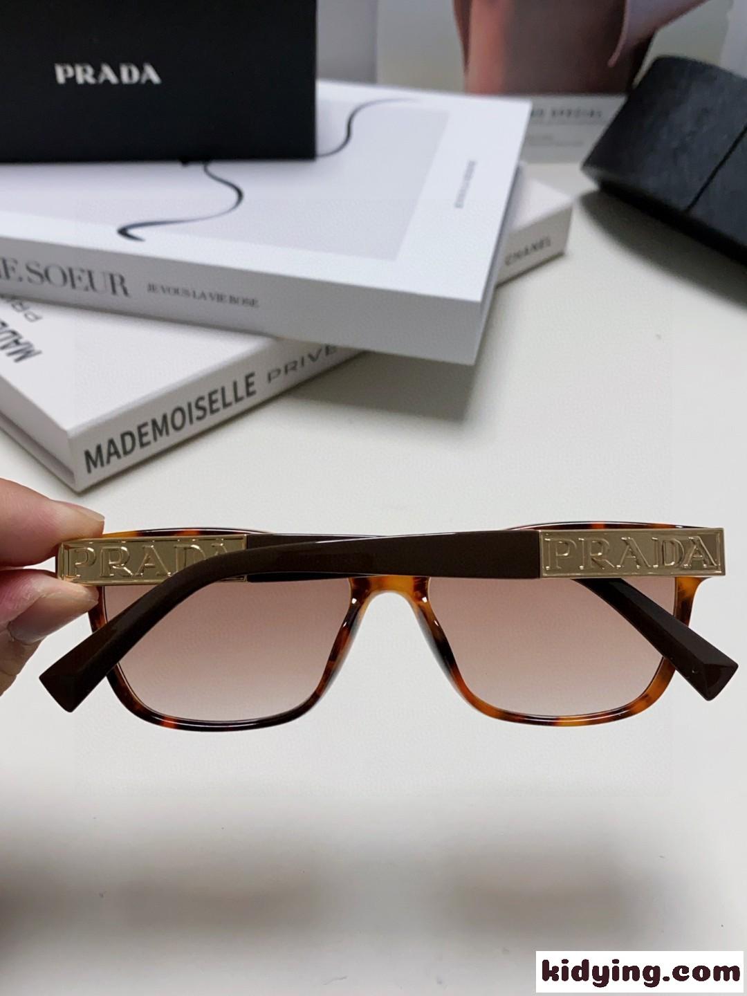 洗練された 上品 ロゴ入り アイウェア プラダ サングラス 偽物 べっ甲柄-4
