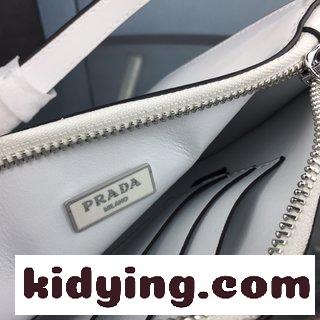 プラダ バック 白 Pradaの独特な才能は新しいアイデアへのたゆまぬ追求にあり,知識への好奇心と文化的興味を融合させ,先駆者の道を開いた コピー-5
